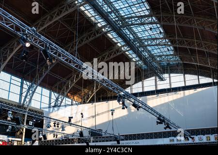 Etterbeek, Bruxelles, Belgio, SEP 14, 2024 - soffitto in metallo in legno del museo Autoworld Foto Stock