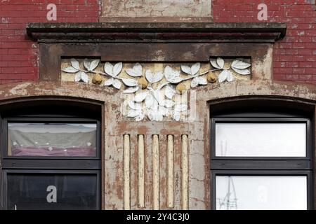 Decorazione della facciata di una casa in stile Guglielmina da ristrutturare, rami con pere, dettaglio, Duisburg-Neuenkamp, Renania settentrionale-Vestfalia, Germania, Euro Foto Stock