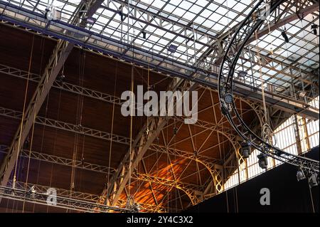 Etterbeek, Bruxelles, Belgio, SEP 14, 2024 - soffitto in metallo in legno del museo Autoworld Foto Stock