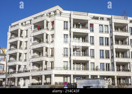 Moderno blocco di appartamenti bianco nel quartiere Prenzlauer Berg di Berlino, Germania, Europa Foto Stock