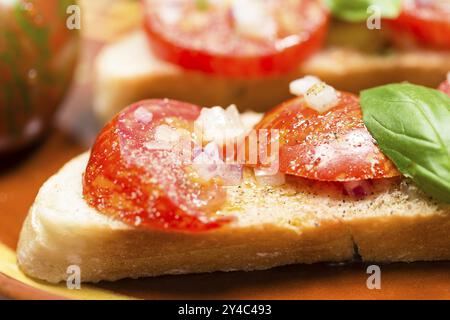 Pane di campagna con pomodoro Zebra nero e olio d'oliva Foto Stock