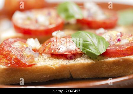 Pane di campagna con pomodoro Zebra nero e olio d'oliva Foto Stock