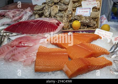 Diversi tipi di filetti di pesce e ostriche in vendita in un mercato in Spagna Foto Stock