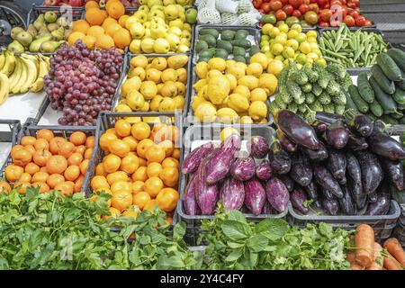 Ampia selezione di frutta e verdura in vendita presso un mercato Foto Stock