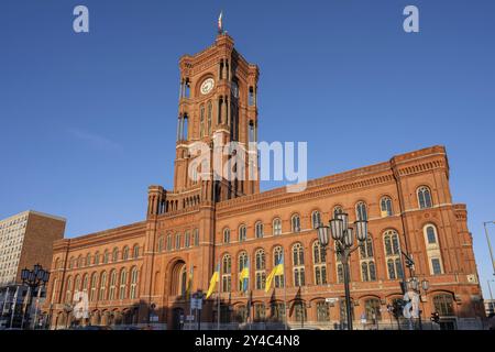 Il famoso Rotes Rathaus, il municipio di Berlino, in una giornata di sole Foto Stock