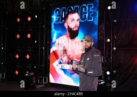 Anthony Cacace durante i grandi arrivi cerimoniali all'Odeon Luxe Leicester Square, Londra. Sabato 21 settembre si svolgerà la lotta per il titolo IBF tra Anthony Joshua e Daniel Dubois. Data foto: Martedì 17 settembre 2024. Foto Stock