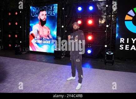 Anthony Cacace durante i grandi arrivi cerimoniali all'Odeon Luxe Leicester Square, Londra. Sabato 21 settembre si svolgerà la lotta per il titolo IBF tra Anthony Joshua e Daniel Dubois. Data foto: Martedì 17 settembre 2024. Foto Stock