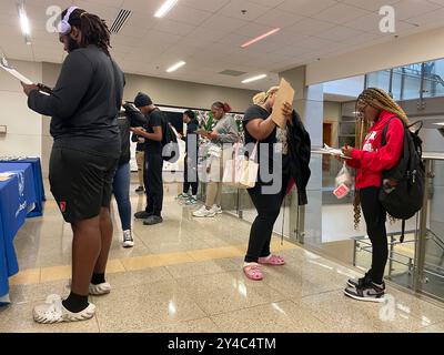 Washington, District of Columbia, USA. 17 settembre 2024. Al National Voter Registration Day, questi studenti delle scuole superiori si registrano per votare se hanno 18 anni e pre-registrarsi se 16 o 17. Il DC Board of Elections ospita visite per la registrazione degli elettori presso le scuole superiori locali. (Credit Image: © sue Dorfman/ZUMA Press Wire) SOLO PER USO EDITORIALE! Non per USO commerciale! Foto Stock