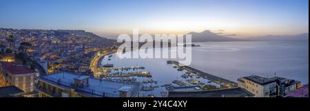 Panorama del Golfo di Napoli con il famoso Vesuvio davanti all'alba Foto Stock