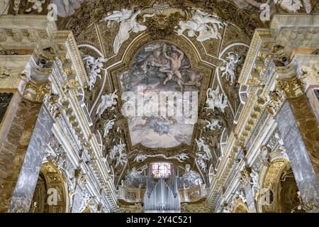 L'affresco dell'assunzione della Vergine Maria nella cupola di Giovanni Domenico Cerrini (1675) nella chiesa di Santa Maria della Vittoria Foto Stock