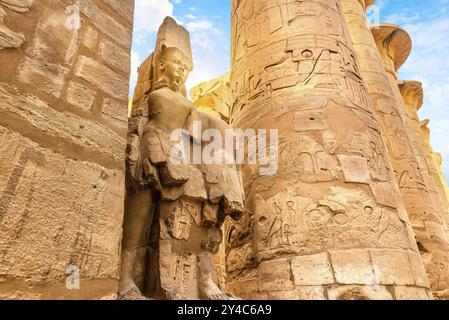 Colonne con ieroglifi e raso rovinato nel tempio di Karnak di Luxor, Egitto, Africa Foto Stock