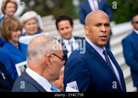 Washington, Stati Uniti. 17 settembre 2024. Il senatore Cory Booker, D-NJ, parla durante una conferenza stampa con altri democratici del Senato in vista di un voto del Senato che codificherebbe le protezioni federali per i trattamenti di fecondazione in vitro (IVF) fuori dal Campidoglio degli Stati Uniti a Washington, DC, martedì 17 settembre 2024. Foto di Bonnie Cash/UPI credito: UPI/Alamy Live News Foto Stock