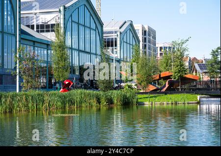 Laeken, Bruxelles, Belgio 15 settembre 2024 - Fontana e passerella pedonale sul sito di Tour e taxi Foto Stock