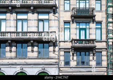 Laeken, Bruxelles, Belgio 15 settembre 2024 - facciate di appartamenti residenziali in piazza Bockstael Foto Stock