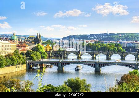 Fila di ponti a Praga al tramonto in estate, Repubblica Ceca, Europa Foto Stock