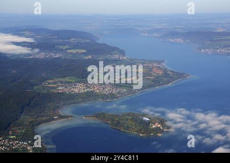 Fotografia aerea, l'isola di Mainau e un dirigibile che volava sopra di essa, dietro di essa Litzelstetten e il lago Ueberlingen sul lago di Costanza Foto Stock