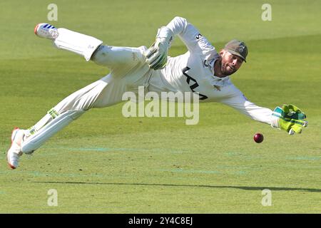 Londra, Regno Unito. 17 settembre 2024. Il guardiano del wicket del Surrey, Ben Foakes, si tuffa mentre Surrey affronta Durham nel County Championship al Kia Oval, giorno uno. Crediti: David Rowe/Alamy Live News Foto Stock