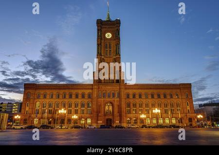 Il famoso Rotes Rathaus, il municipio di Berlino, di fronte all'alba Foto Stock