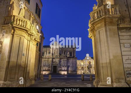 L'ingresso alla vuota Piazza del Duomo a Lecce, Italia, all'ora blu, Europa Foto Stock