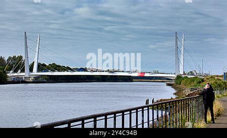 Glasgow, Scozia, Regno Unito. 14 settembre 2024. Il secondo nuovo ponte dopo Partick Pedestrian arriva il Renfrew Bridge, il primo ponte stradale di apertura sul fiume Clyde, che si aprirà alla fine dell'anno, è stato raffigurato chiuso oggi mentre i lavori proseguono sulle nuove strade che vi conducono. Credit Gerard Ferry/Alamy Live News Foto Stock