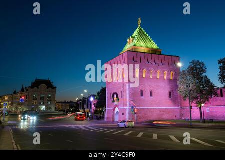 NIZHNY NOVGOROD, RUSSIA - 4 SETTEMBRE 2024: Vista dell'antica Torre di Dmitrievskaja del Cremlino di Nizhny Novgorod in tarda serata di settembre Foto Stock