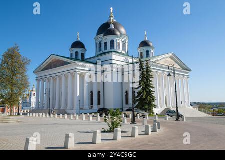 Vista dell'antica cattedrale della Resurrezione di Cristo in un giorno di settembre soleggiato. Arzamas, Russia Foto Stock