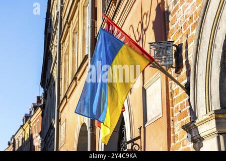 Bandiera Ucraina sul muro di un edificio nella Città Vecchia, Varsavia Foto Stock