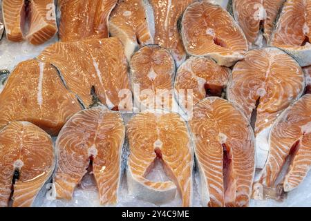 Pezzi di salmone in vendita in un mercato Foto Stock