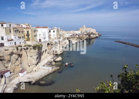 La bellissima città di Vieste sul Gargano in Puglia, Italia, Europa Foto Stock