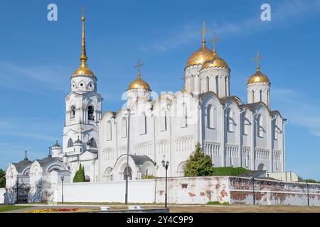 Cattedrale medievale dell'assunzione della Beata Vergine Maria in una soleggiata giornata di settembre. Vladimir, anello d'Oro della Russia Foto Stock