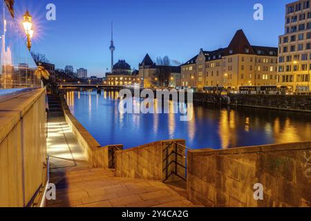 Vista sulle rive della Sprea a Berlino al tramonto Foto Stock