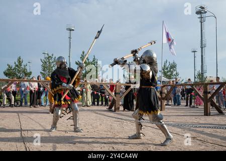 SAN PIETROBURGO, RUSSIA - 2 SETTEMBRE 2024: Lotta degli halberdi. Torneo aperto nella storica battaglia medievale (HMB) Foto Stock