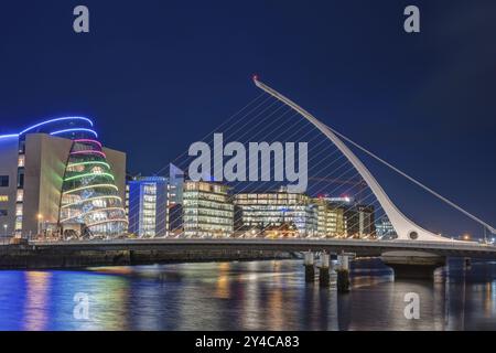 L'area del porto con il Samuel Beckett Bridge a Dublino, Irlanda, di notte, in Europa Foto Stock