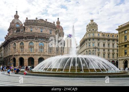 Genova, Italia - 27 maggio 2024: Piazza principale di Genova Piazza Raffaele de Ferrari con Palazzo della nuova Borsa valori, fontane in primo piano Foto Stock