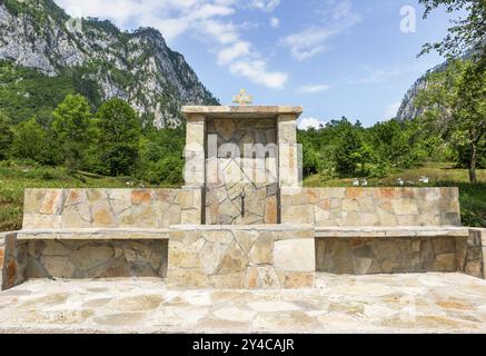 Fonte d'acqua nel territorio del monastero di Dobrilovina sulle montagne del Montenegro Foto Stock