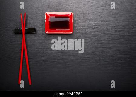 Set red chinese per sushi su un'ardesia nera Foto Stock