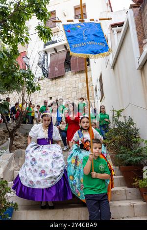 Fiestas Cruces de Mayo per le strade di Alicante, Spagna a maggio. Foto Stock