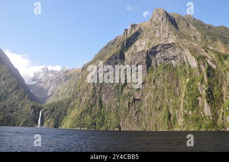 Stirling Falls nel fiordo di Milford Sound in nuova Zelanda, situato accanto alle imponenti pareti rocciose Foto Stock