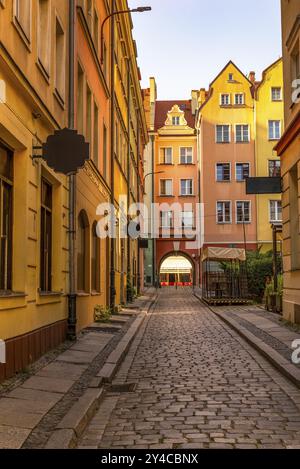 Strada stretta a Breslavia al mattino di sole, Polonia, Europa Foto Stock