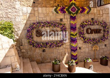 Fiestas Cruces de Mayo per le strade di Alicante, Spagna a maggio. Foto Stock