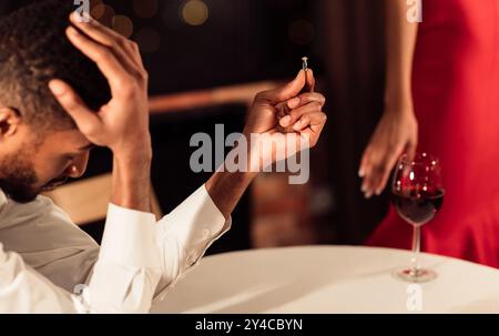 Uomo che tiene premuto squillo dopo aver ricevuto risposta negativa alla proposta Indoor Foto Stock