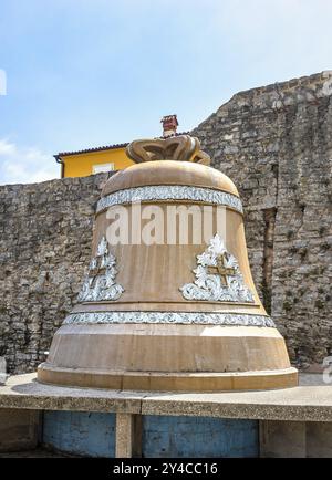 Enorme campana antica nella città vecchia di Budva, Montenegro, Europa Foto Stock