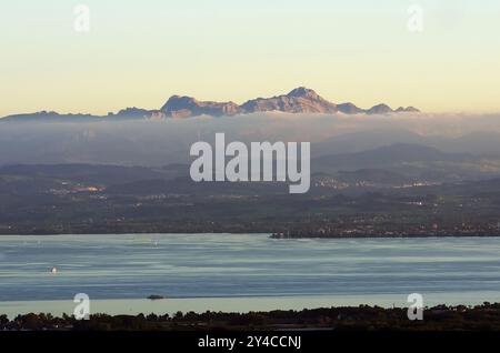 Lago di Costanza, colline alpine svizzere, Alpstein e Saentis dalla torre di osservazione di Gehrenberg Foto Stock