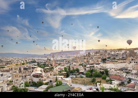 Mongolfiere su Goreme, piccola città della Cappadocia, Turchia, Asia Foto Stock