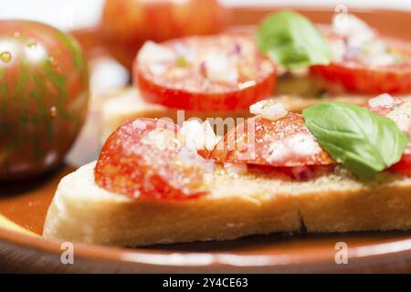 Pane di campagna con pomodoro Zebra nero e olio d'oliva Foto Stock