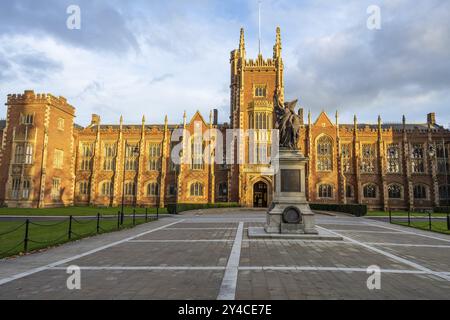 Il bellissimo edificio principale della Queens University di Belfast Foto Stock