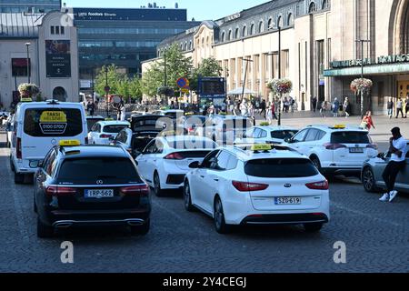 Helsinki, Finlandia - 25 luglio 2024: Taxi vicino alla stazione ferroviaria centrale di Helsinki. Foto Stock