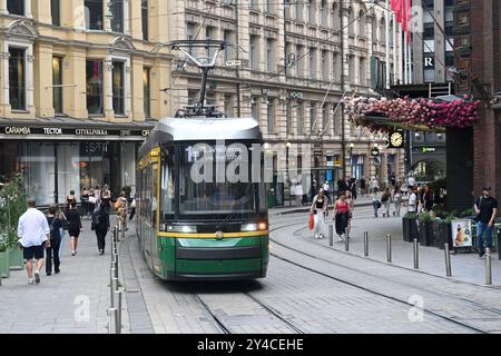 Helsinki, Finlandia - 25 luglio 2024: Il tram per la strada di Helsinki. Foto Stock