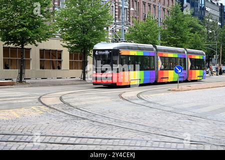 Helsinki, Finlandia - 25 luglio 2024: Il tram per la strada di Helsinki. Foto Stock