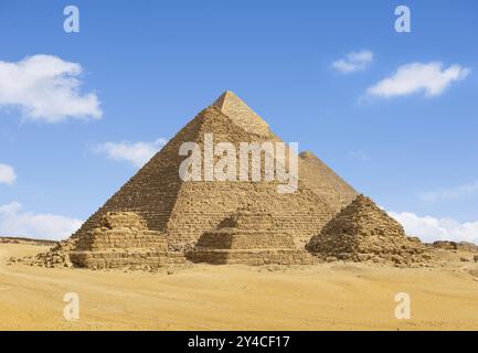 Piramidi egiziane nel deserto di Giza in una riga Foto Stock